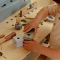 0029996_houten-werkbank-met-gereedschap-en-cirkelzaag.webp