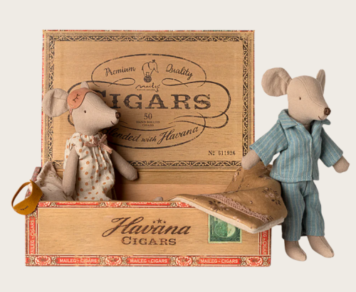 Mama &amp;amp; Papa Mäuse in Zigarrenkiste – Maileg EU.png