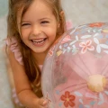 0027689_strandbal-3d-figuur-pink-flowers.webp