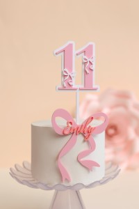 Cake Topper mit Schleife & Wunschname – Geburtstagszahl