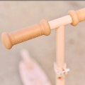 Screenshot 2026-07-17 at 09-22-38 Fröhlicher Kinderroller in Rosa – verstellbarer Lenker und guter Halt Little Dutch.png