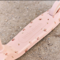 Screenshot 2026-07-17 at 09-22-31 Fröhlicher Kinderroller in Rosa – verstellbarer Lenker und guter Halt Little Dutch.png