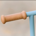 Screenshot 2026-07-17 at 09-18-56 Stylischer Kinderroller Blau – verstellbarer Lenker &amp; fester Halt Little Dutch.png